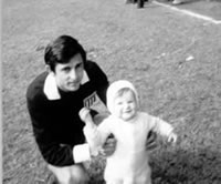 com meu pai num campo de futebol